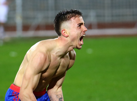 Vllaznia fiton në fund ndaj Elbasanit dhe arratiset në krye