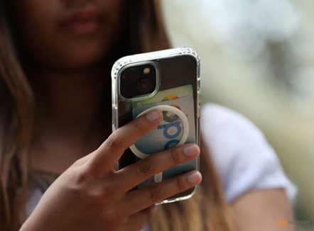 Britania drejt ndalimit të mediave sociale për personat në 16 vjeç, kufizime edhe në chatbot-et e AI