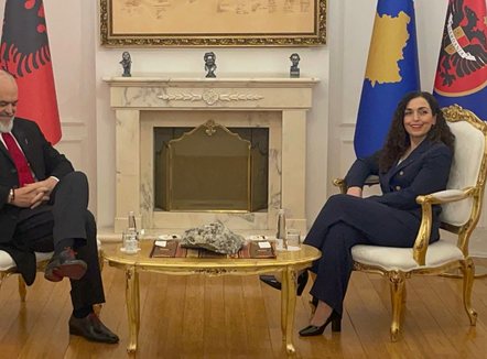 Edi Rama mbërrin në Kosovë, pritet në Presidencë nga Vjosa Osmani
