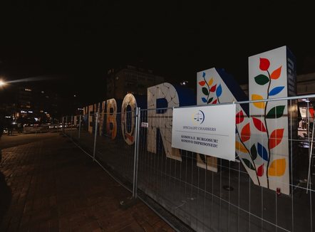 “Newborn” rrethohet me hekura, simbolikë kundër gjyqit në Hagë: Kosova e burgosur