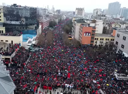 “Drejtësi, jo politikë”, manifestim masiv në mbështetje të ish-krerëve të UÇK, e pranishme edhe Vjosa Osmani 