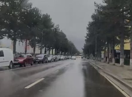 Kukësi përfshihet nga erëra të forta me reshje shiu dhe dëbore 