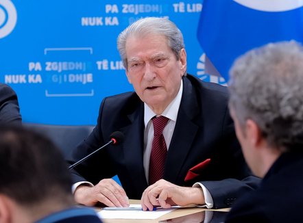 “Shkon dhe kthehet si hajdut nga SHBA” Berisha: Rama po shkel kushtetutën për të mbrojtur veten