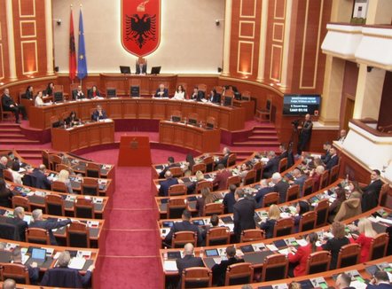 Zgjerimi i mbrojtjes nga pezullimi, debati kushtetues përplas demokratët dhe socialistët në parlament