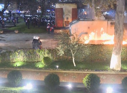 Pas Kryeministrisë, molotov edhe drejt Parlamentit