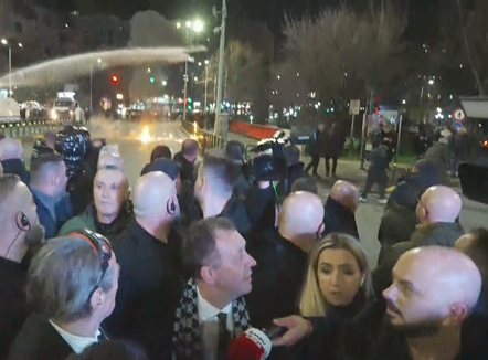 Policia hedh ujë drejt Sali Berishës, kreu i PD: Po i kalojnë vijat e kuqe