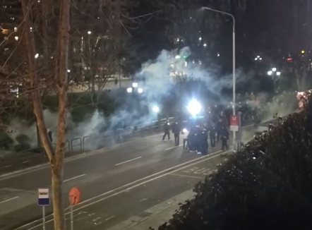 “Plagosja e protestuesve e paralajmëruar” PD: Policia sulmoi selinë me gaz lotsjellës, me urdhër  të Ramës