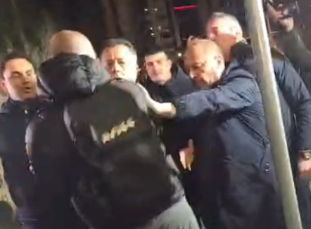 Noka përplaset me policët: Horra që rrëmbejnë dhe dhunojnë protestuesit