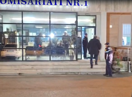 41 të shoqëruar pas protestës, zyrtarët e Partisë Demokratike shpërndahen në komisariate