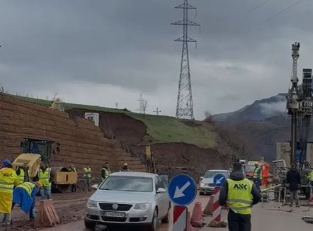 Përkeqësohet situata nga rrëshqitjet e dheut në aksin Librazhd–Pogradec, ARRSH ndalon qarkullimin e disa mjeteve