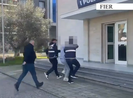 U kap i armatosur në makinë, arrestohet 41-vjeçari, në pranga edhe pasagjeri për moskallëzim krimi