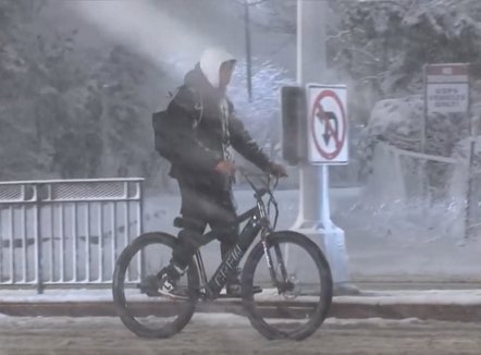 Cikloni bombë “ngrin” Nju Jorkun. Mijëra fluturime të anuluara, shkolla të mbyllura e dëborë rekord