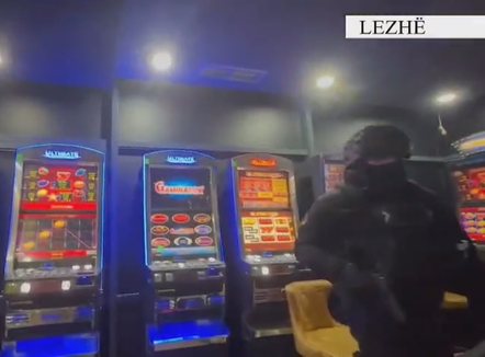 Lejuan shtëpinë e barit dhe kazinonë mes qytetit, furtunë në Lezhë, përjashtohen dy oficerë, e pëson edhe ish-drejtori