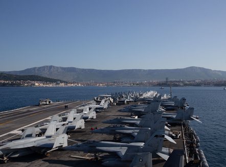 Aeroplanmbajtësja më e madhe në botë ankorohet në Kroaci për riparime