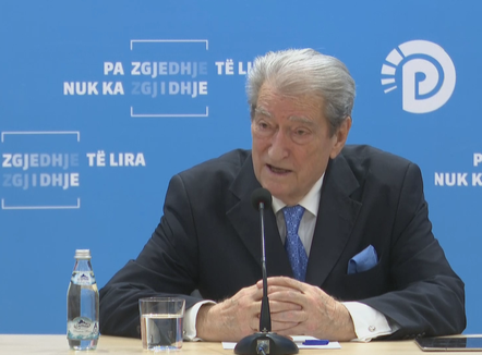 “Luftë oligopoleve”, Berisha porosi deputetëve: Duhen anëtarësime të reja në parti