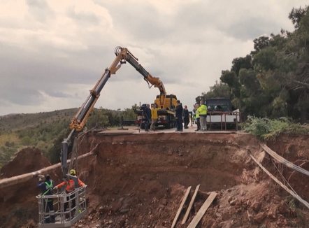 Përmbytet Greqia, pamje të frikshme nga Kreta, qielli bëhet i kuq