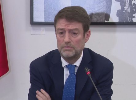 “Nuk na pret bota sa të mbarojmë kafen e mëngjesit”, ministri Hoxha: S’na duhet mediokritet në shërbimin e jashtëm