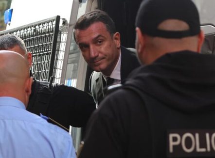 “Nxirrni Veliajn nga kafazi”, “Kushtet janë si hotel me 5 yje”, debate mes Ols Dados dhe Plarent Ndrecës në gjyq