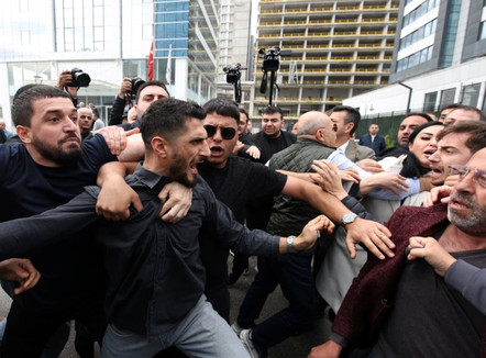 Policia turke hyn me forcë në selinë e partisë opozitare për të larguar udhëheqjen e shkarkuar