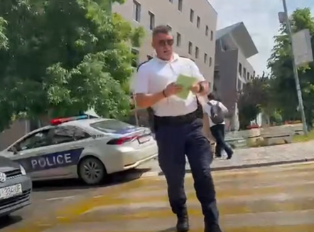 Djali i heroit të Kosovës gjobitet nga policia pse vendosi stemën e UÇK-së në targa