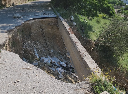 Dëmet në Lazarat, në vend të rrugës një gropë që rrezikon jetë