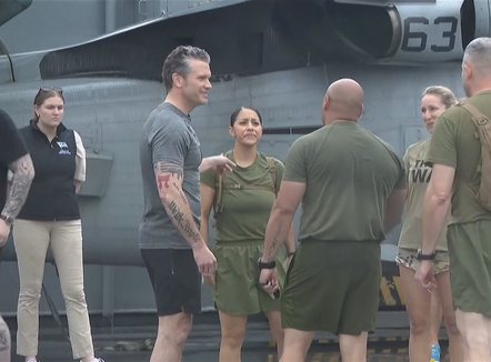 Hegseth stërvitet me ushtarët, vrap dhe “pompa” me trupat amerikane në Singapor