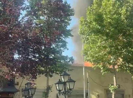 Zjarr në “Rrugën e Kavajës” në Tiranë, tymi mbulon zonën