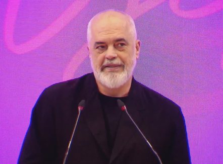 Rama në Dibër kujton luftën e Kosovës: Ditën akuzonin Nanon, natën i shisnin naftë Millosheviçit