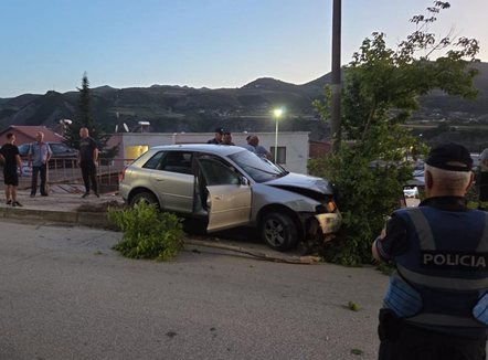 Automjeti me shpejtësi tej normave del nga rruga dhe përplaset me shtyllën në Gramsh 