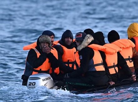 Britania ashpërson kontrollet e azilit, inteligjenca artificiale do të vlerësojë moshën e emigrantëve