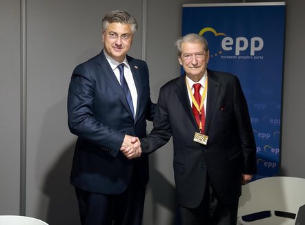 Zbulohet kryeministri që do të flasë në Kuvendin e Berishës