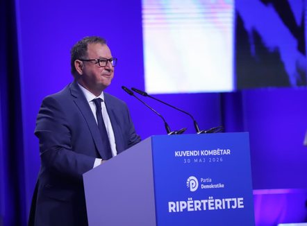 Deputeti grek i përcjell Kuvendit të PD-së mesazhin e Mitsotakis: Mbështetje për integrimin dhe reformat