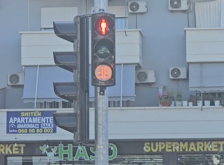 Rikthehen semaforët në Vlorë pas 30 vitesh, qyteti përshtatet me rregullat e reja