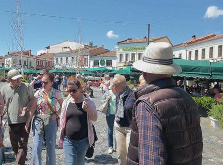 Nis turizmi në Korçë, francezët vizitojnë “Parisin e vogël”: Jemi të mahnitur