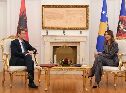 “Ishit zëri i Kosovës kur Kosova s’kishte zë”, Albulena Haxhiu pret në takim Ferit Hoxhën