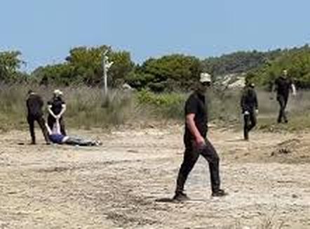 Rëmbyen dhe dhunuan protestuesin, 