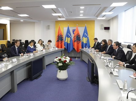  Ministri i Jashtëm Ferit Hoxha takon në Prishtinë kryeministrin Albin Kurti