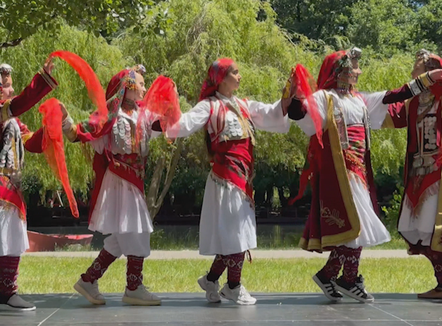  FolkKid bashkon trojet, fëmijët sjellin në skenë vallen dhe traditën shqiptare