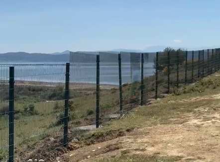 Hiqet teli me gjemba përgjatë rrethimit në Zvërnec