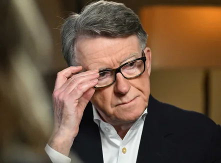 Publikohen dosjet sekrete për Mandelson: Çfarë dinte qeveria për lidhjet e tij me Epstein?
