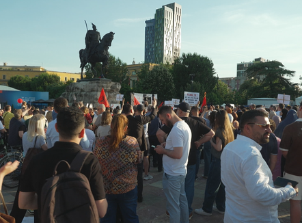 Udhëzuesi për terapinë hormonale, protestuesit kërkojnë shkarkimin e ministres së Shëndetësisë