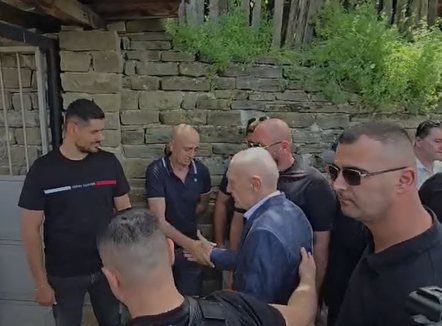 Meta mbërrin në Çepan, i jep lamtumirën e fundit babait