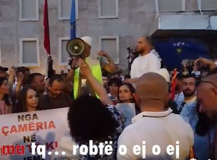 Rama poston videon ku e shajnë protestuesit: Nëse ky është vizioni juaj... Ju pres të ulemi ku të doni dhe kur të doni