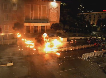 Molotov Kryeministrisë, pushohet hetimi për 6 minorenë, paralajmërohen me gojë
