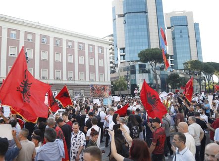 “Pa dorëheqje s’ka dialog”, protestuesit i përgjigjen Ramës, vijon tubimi para Kryeministrisë