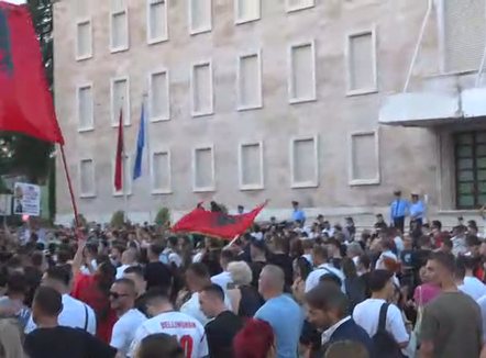 “Ke 24 orë kohë për të ikur nga pushteti!” Rama i përgjigjet ultimatumit të protestuesit: Shqipëria do bëhet sipas kontratës me 83 vota