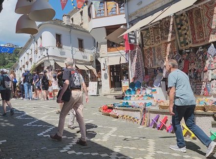 Turistët: Vijmë për historinë, Gjirokastra të mërzit me dance dhe rock gjatë natës