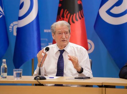 Berisha për Zvërnecin: Telat me gjemba i ka urdhëruar vetë Edi Rama. Ligjet e përcaktojnë që duhet të ulesh me komunitetin dhe të bisedosh