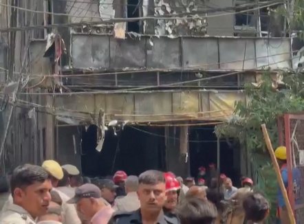  Njerëzit u hodhën nga ndërtesa, zjarri në një hotel në indi u merr jetën 21 personave