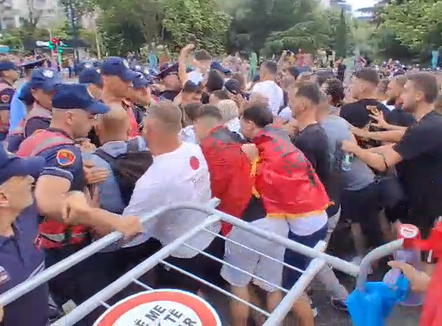 Tensione në Bulevard, protestuesit çajnë kordonin e policisë